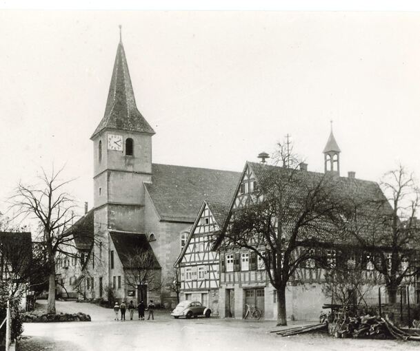 Bild aus 1975 von Rielingshausen: der Rathausplatz. Bild aus 1975 von Rielingshausen: der Rathausplatz.