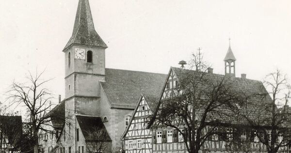Bild aus 1975 von Rielingshausen: der Rathausplatz.