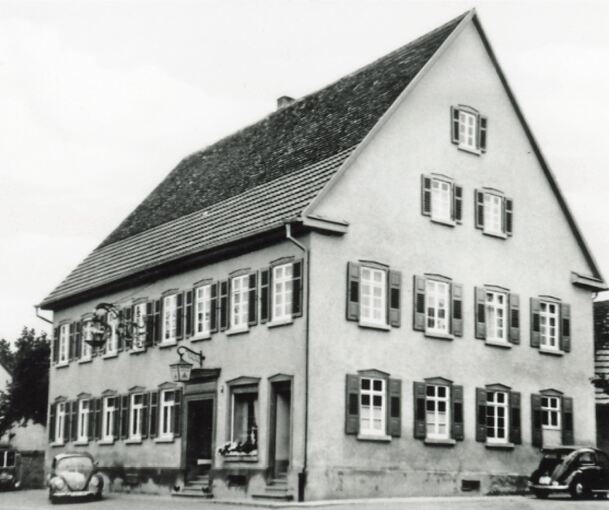 Bilder aus 1975 von Rielingshausen: links der Rathausplatz und rechts das Gasthaus zum Rössle. Bilder aus 1975 von Rielingshausen: links der Rathausplatz und rechts das Gasthaus zum Rössle.