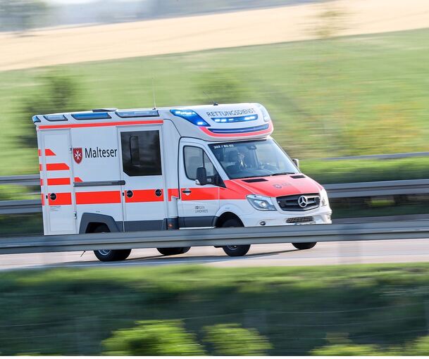Sowohl der Fahrer als auch die Beifahrerin wurden beim Unfall verletzt. Sowohl der Fahrer als auch die Beifahrerin wurden beim Unfall verletzt.