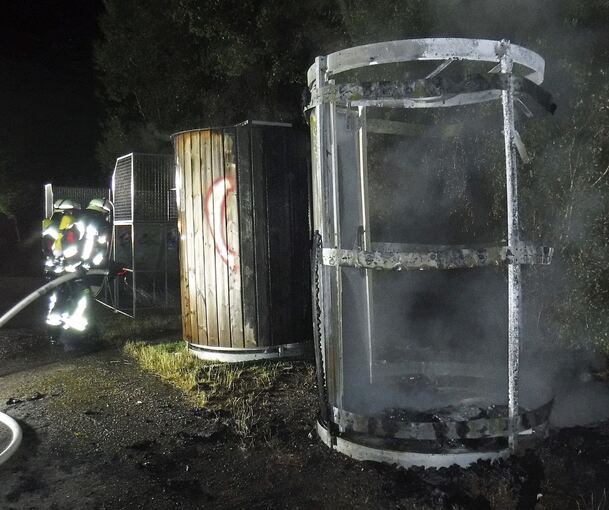Der Feuerwehr gelang, das Feuer schnell zu löschen. Der Feuerwehr gelang, das Feuer schnell zu löschen.