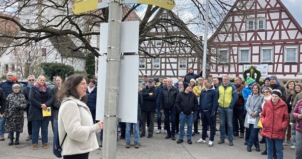 Die historische Stadtführung durch Rielingshausen beleucht spannende Einblicke in die Geschichte des Stadtteils und wird mit großem Interesse besucht.
