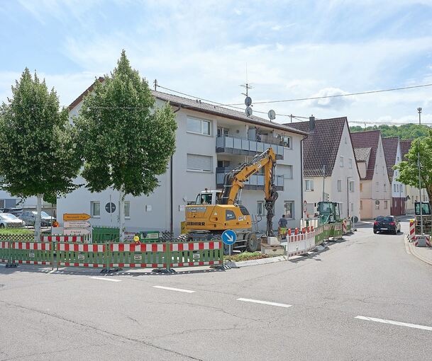 Erst als die Baustelle eingerichtet war, sei klar geworden, dass der Platz vor dem Eckgebäude für den Bushalt eigentlich nicht reicht, heißt es nun.