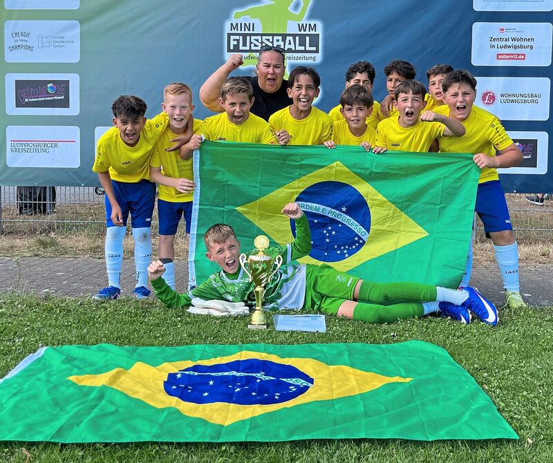 So sehen Sieger aus: Brasilien (FV Löchgau) gewinnt die Mini-WM. So sehen Sieger aus: Brasilien (FV Löchgau) gewinnt die Mini-WM.
