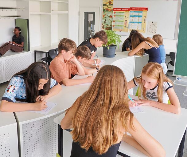 Im Lernatelier können sich die Schülerinnen und Schüler Lerninhalte selbstständig erarbeiten.