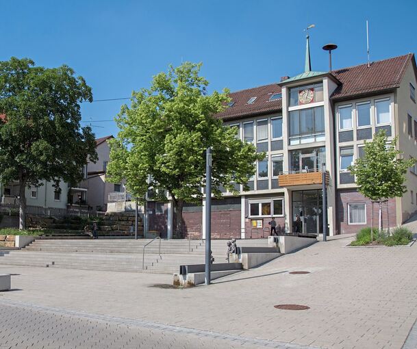 Um das Neckarweihinger Rathaus ist ein heftiger Streit entbrannt. Um das Neckarweihinger Rathaus ist ein heftiger Streit entbrannt.
