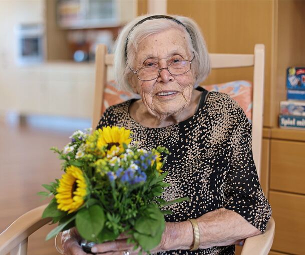 Johanna Haug freut sich über Blumen und Besucher.