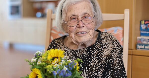 Johanna Haug freut sich über Blumen und Besucher.