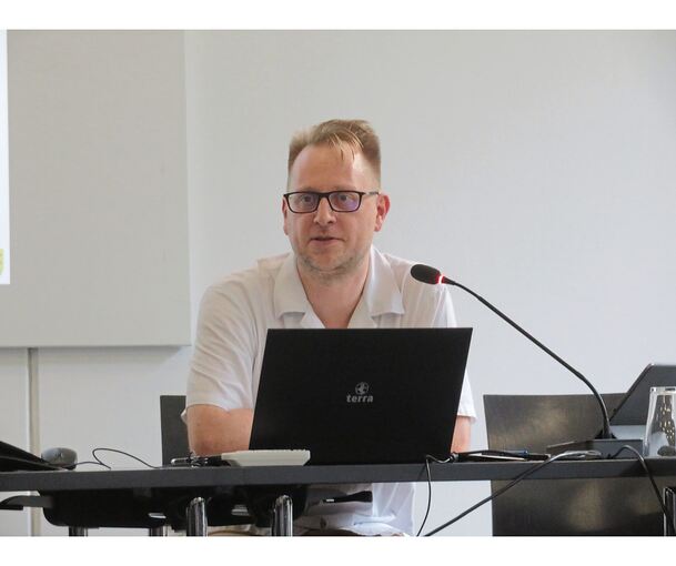 Vaihingens Kämmerer Alexander Kern präsentiert den Nachtragshaushalt.