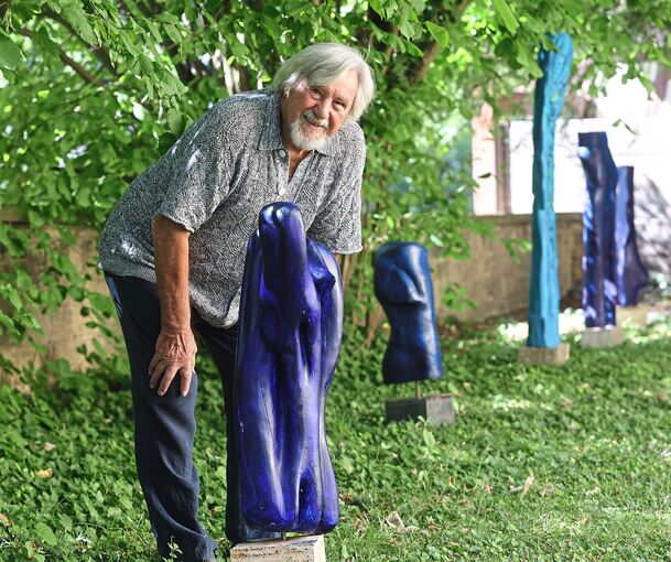 Seit Jahrhunderten steht die Farbe für Sehnsucht, Ferne, Treue, Spiritualität und Unendlichkeit: Kurt Georg John hat sich mit der Farbe Blau befasst.