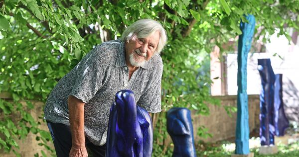 Seit Jahrhunderten steht die Farbe für Sehnsucht, Ferne, Treue, Spiritualität und Unendlichkeit: Kurt Georg John hat sich mit de Seit Jahrhunderten steht die Farbe für Sehnsucht, Ferne, Treue, Spiritualität und Unendlichkeit: Kurt Georg John hat sich mit der Farbe Blau befasst.