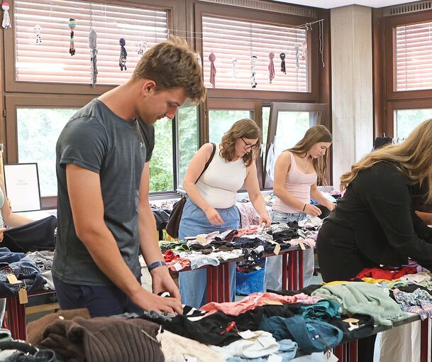 Im Second-Hand-Shop findet sich so einiges. Dass es Unternehmer nicht immer leicht haben, kriegt die Chefin zu spüren.