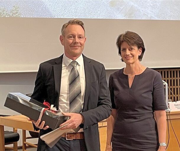 Nach der verlorenen Wahl fällt Sebastian Mannl das Lächeln schwer. Von Fellbachs Oberbürgermeisterin Gabriele Zull gibt es ein Weinpaket und Dankesworte.