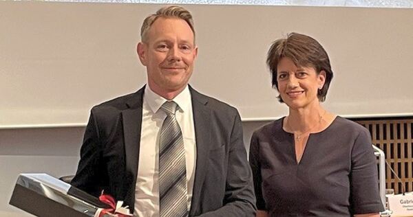 Nach der verlorenen Wahl fällt Sebastian Mannl das Lächeln schwer. Von Fellbachs Oberbürgermeisterin Gabriele Zull gibt es ein W Nach der verlorenen Wahl fällt Sebastian Mannl das Lächeln schwer. Von Fellbachs Oberbürgermeisterin Gabriele Zull gibt es ein Weinpaket und Dankesworte.