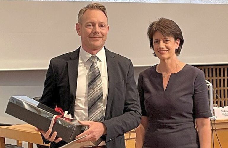 Nach der verlorenen Wahl fällt Sebastian Mannl das Lächeln schwer. Von Fellbachs Oberbürgermeisterin Gabriele Zull gibt es ein W Nach der verlorenen Wahl fällt Sebastian Mannl das Lächeln schwer. Von Fellbachs Oberbürgermeisterin Gabriele Zull gibt es ein Weinpaket und Dankesworte.
