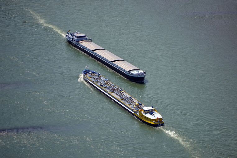 Binnenschiffe auf dem Rhein Binnenschiffe auf dem Rhein