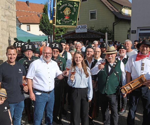 Festauftakt mit Bürgermeister Rainer Schäuffele, der 60. Württembergischen Weinkönigin Natalie Schäfter, dem Liederkranz, den Schwarzen Jägern 1799 und den Erligheimer Rätschern.