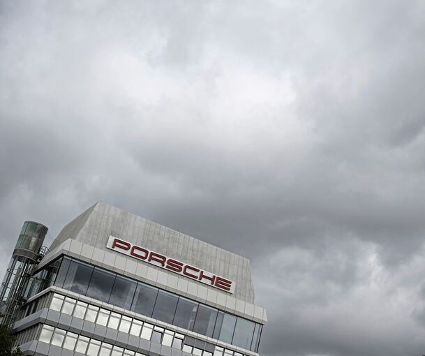Dunkle Wolken über dem Stammwerk: Es geht bei Porsche dieser Tage um nichts anderes als um eine Vollsanierung.