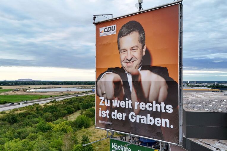 Riesenwahlplakat der CDU zur Landtagswahl Sachsen-Anhalt Riesenwahlplakat der CDU zur Landtagswahl Sachsen-Anhalt