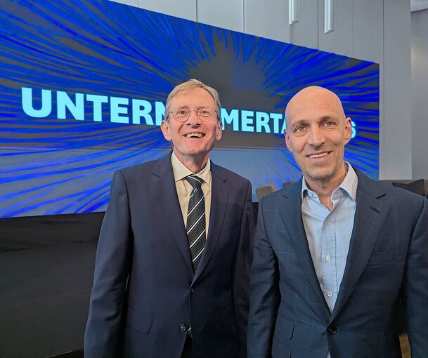 Oliver Barta, Hauptgeschäftsführer der UBW, freut sich, dass Peter Leibinger (rechts) beim Unternehmertag in Stuttgart spricht.