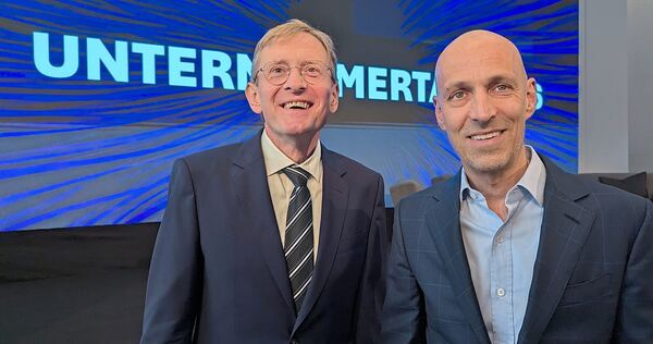 Oliver Barta, Hauptgeschäftsführer der UBW, freut sich, dass Peter Leibinger (rechts) beim Unternehmertag in Stuttgart spricht.