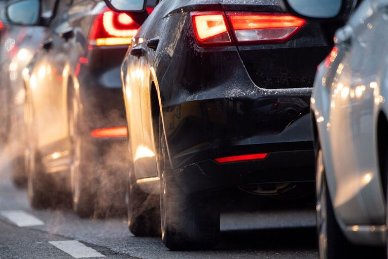 Bremslichter sich stauender Autos Bremslichter sich stauender Autos