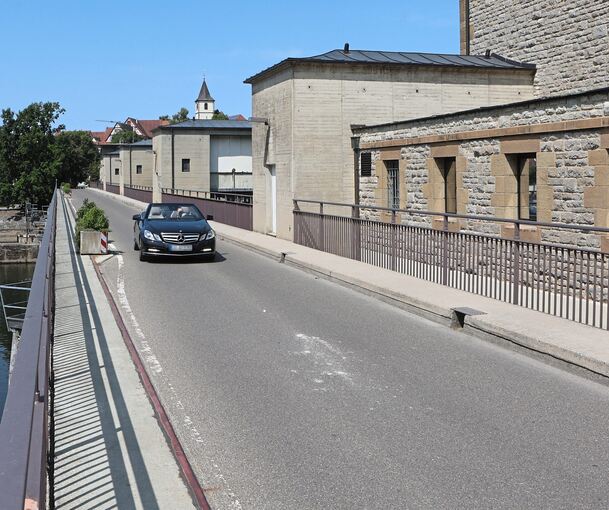Wie lange hält die Neckarbrücke in Hessigheim noch? Ein Vertreter des Landratsamts erklärt am Donnerstag im Hessigheimer Gemeinderat die Lage.