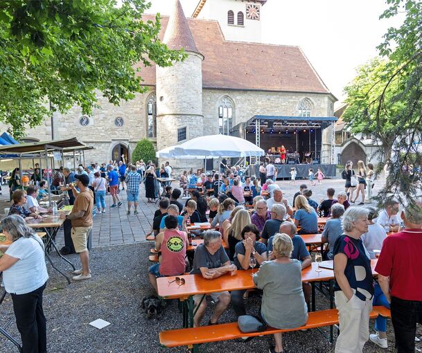 Vielseitige Bands, Musiker und die Asperger Stadtkapelle sorgen für den richtigen Ohrwurm. Für Speis und Trank sorgen die zahlre Vielseitige Bands, Musiker und die Asperger Stadtkapelle sorgen für den richtigen Ohrwurm. Für Speis und Trank sorgen die zahlreichen Vereine vor Ort.