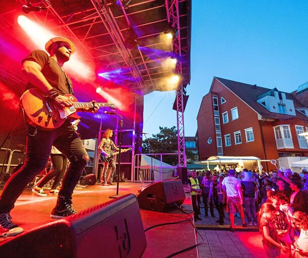 Vielseitige Bands, Musiker und die Asperger Stadtkapelle sorgen für den richtigen Ohrwurm. Für Speis und Trank sorgen die zahlre Vielseitige Bands, Musiker und die Asperger Stadtkapelle sorgen für den richtigen Ohrwurm. Für Speis und Trank sorgen die zahlreichen Vereine vor Ort.