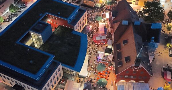 Der Blick von oben auf das Asperger Stadtfest