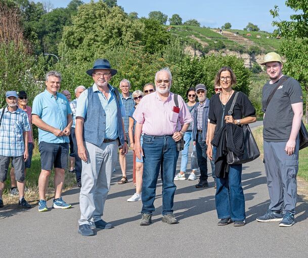 Kai Buschmann, Rainer Ertel, Dr. Christine Baumgärtner und Tobias Leitzbach (von links) beim Ortstermin in den Zugwiesen.
