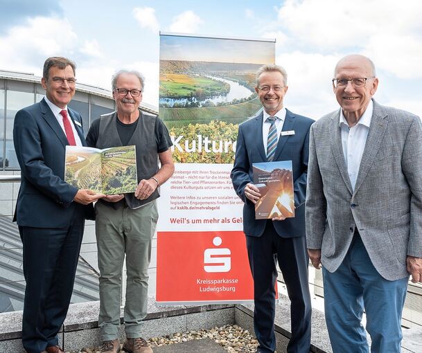 Die Kreissparkasse Ludwigsburg engagiert sich auch für den Erhalt von Trockenmauern. Das Bild zeigt (von links) KSK-Vorstandsmitglied Thomas Raab, Thomas Nollenberger (Schutzgemeinschaft Kirchheimer Steillagen), KSK-Vorstandsvorsitzender Dr. Heinz-We