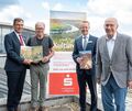 Die Kreissparkasse Ludwigsburg engagiert sich auch für den Erhalt von Trockenmauern. Das Bild zeigt (von links) KSK-Vorstandsmit Die Kreissparkasse Ludwigsburg engagiert sich auch für den Erhalt von Trockenmauern. Das Bild zeigt (von links) KSK-Vorstandsmitglied Thomas Raab, Thomas Nollenberger (Schutzgemeinschaft Kirchheimer Steillagen), KSK-Vorstandsvorsitzender Dr. Heinz-We
