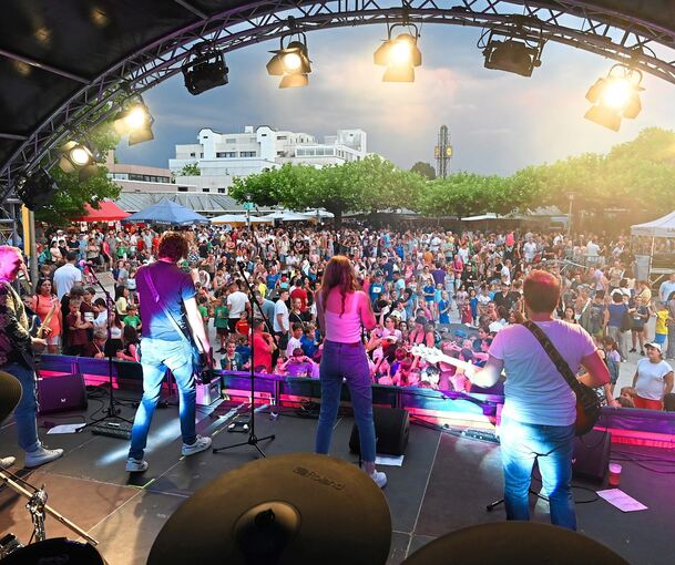 Der Bürgerfestlauf eröffnet traditionell das Festwochenende, bevor auf den Bühnen zahlreiche Bands für Stimmung sorgen. Der Bürgerfestlauf eröffnet traditionell das Festwochenende, bevor auf den Bühnen zahlreiche Bands für Stimmung sorgen.
