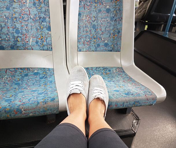 Füße auf der Sitzfläche im Bus (hier ein Symbolfoto) waren offenbar Auslöser für eine Auseinandersetzung. Füße auf der Sitzfläche im Bus (hier ein Symbolfoto) waren offenbar Auslöser für eine Auseinandersetzung.