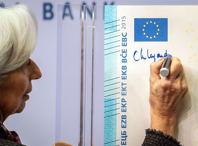 EZB-Präsidentin Lagarde unterschreibt Euro-Banknoten EZB-Präsidentin Lagarde unterschreibt Euro-Banknoten
