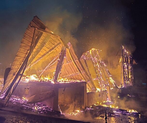 Ein Opfer der Flammen: Der Oberriexinger Lindenhof am 17. Juni. Die Ursache des Brandes ist bis heute ungeklärt.