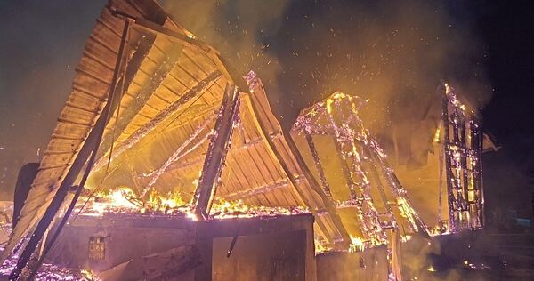 Ein Opfer der Flammen: Der Oberriexinger Lindenhof am 17. Juni. Die Ursache des Brandes ist bis heute ungeklärt.