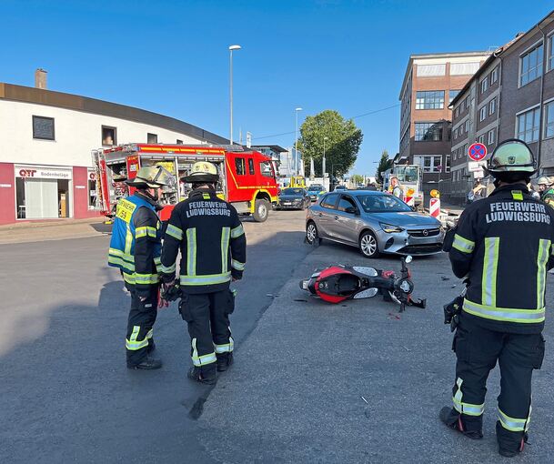 Die Feuerwehr sichert die Unfallstelle. Die Feuerwehr sichert die Unfallstelle.