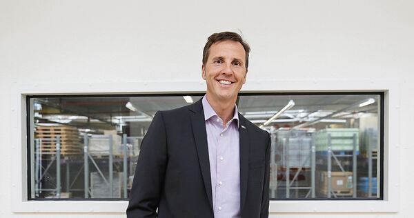 Michael Müller erkannte früh, dass klassische Speditionen allein keine Zukunft haben. Heute steuert Lila Logistik Lieferketten weltweit – und setzt auf Nachhaltigkeit und Automatisierung.