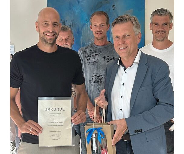 Bürgermeister Marcus Kohler ehrt Steffen Krebs. Er trainiert die Torwartriege des VfB-Teams.