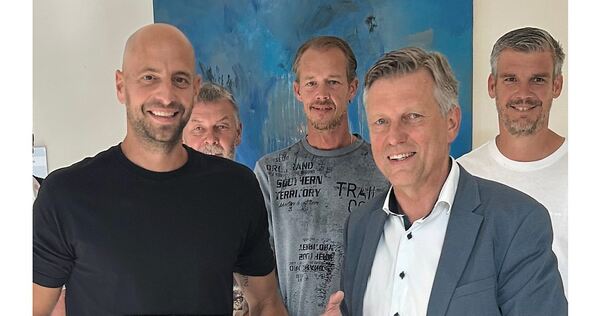 Bürgermeister Marcus Kohler ehrt Steffen Krebs. Er trainiert die Torwartriege des VfB-Teams.
