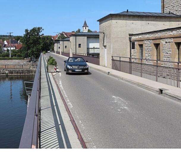Die Neckarbrücke weist erhebliche Schäden auf. Deshalb ist vom 5. bis 17. Oktober eine Notsanierung unter Vollsperrung vorgesehen.