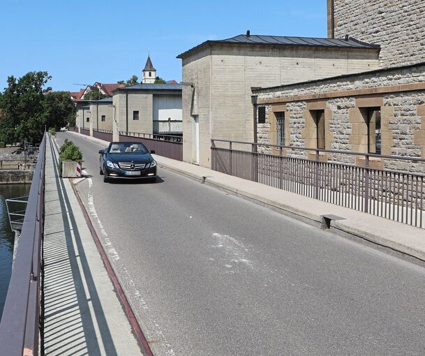 Die Neckarwehrbrücke in Hessigheim ist ab Montag für mehrere Wochen gesperrt. Die Neckarwehrbrücke in Hessigheim ist ab Montag für mehrere Wochen gesperrt.