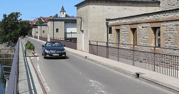 Die Neckarwehrbrücke in Hessigheim ist ab Montag für mehrere Wochen gesperrt. Die Neckarwehrbrücke in Hessigheim ist ab Montag für mehrere Wochen gesperrt.