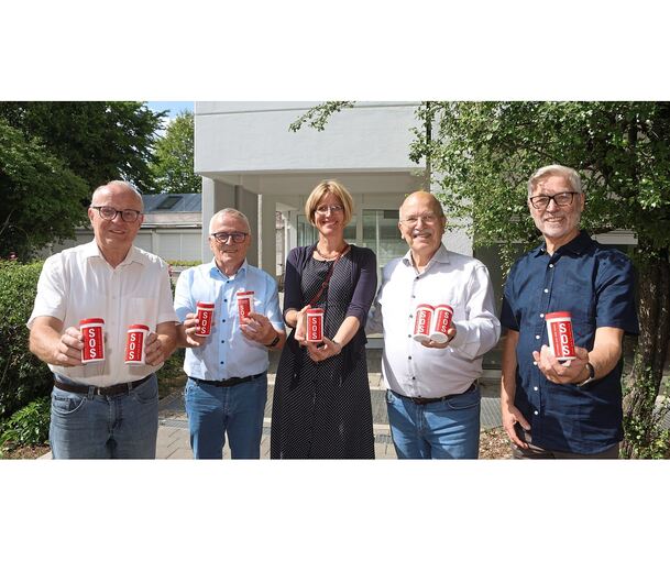Die Diakonie-Stiftung wirbt für die SOS-Notfalldose: Thomas Reusch-Frey, Christoph Küenzlen, Stefanie Schmitt, Rudolf Bayer und Dr. Michael Grashorn (von links).