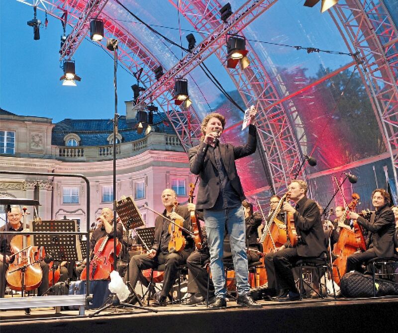 Da ist die Welt noch in Ordnung: Intendant Lucas Reuter begrüßt die Zuschauer am ersten Abend des Monrepos Open Air. Kurz darauf setzt der Regen ein...