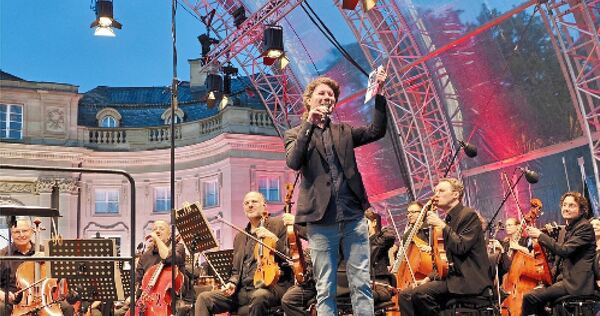 Da ist die Welt noch in Ordnung: Intendant Lucas Reuter begrüßt die Zuschauer am ersten Abend des Monrepos Open Air. Kurz darauf setzt der Regen ein...