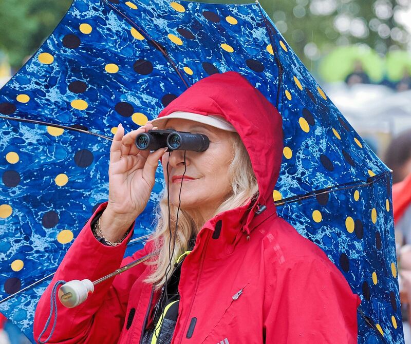 Wetterfest und mit Weitsicht präsentiert sich diese Besucherin hier.