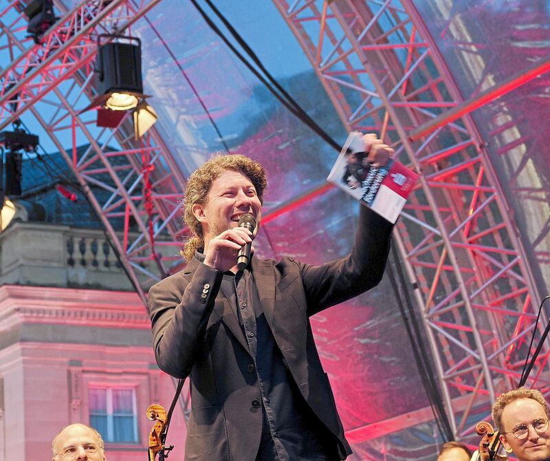 Intendant Lucas Reuter auf der Bühne.